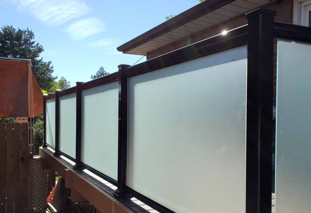 D3 infill glass divider, frosted, Toronto deck