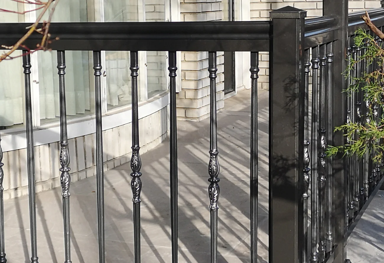 R19 Aluminum Railing Front Porch 2 — Homeowner Project